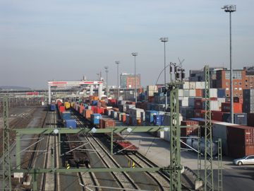 Auf dem Foto sieht man die gelagerten Container am Ostbahnhof